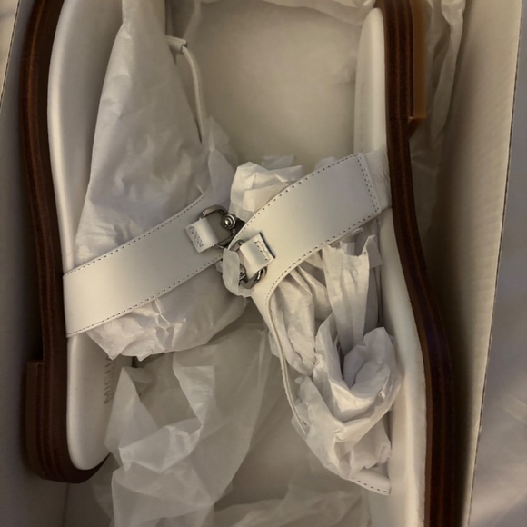 Michael Kors White Carson Flat Thong Sandal - NEW IN BOX - Picture 2 of 4